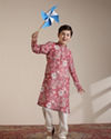 alt message - Manyavar Boys Boys Coral Pink Floral Patterned Kurta Set image number 2